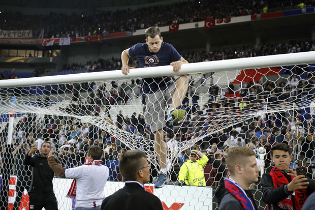 ВИДЕО: Због хаоса навијача утакмица Лион - Бешикташ није почела