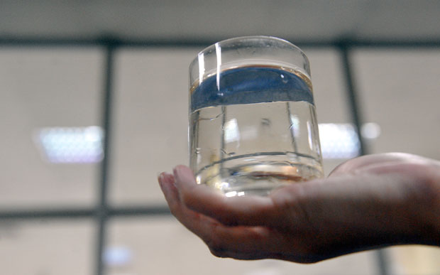 СТАНОВНИЦИ ВИНЧЕ У СТРАХУ: У чаши мутно, вода исправна