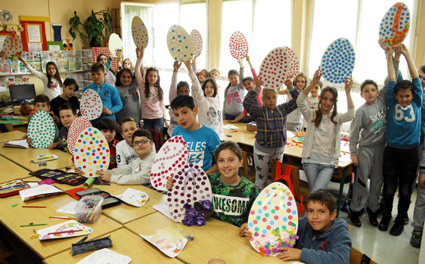 Продају украсе да обнове школу