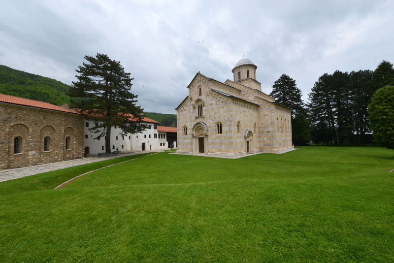 Албанци Дечанима прете, али се овде моле за здравље