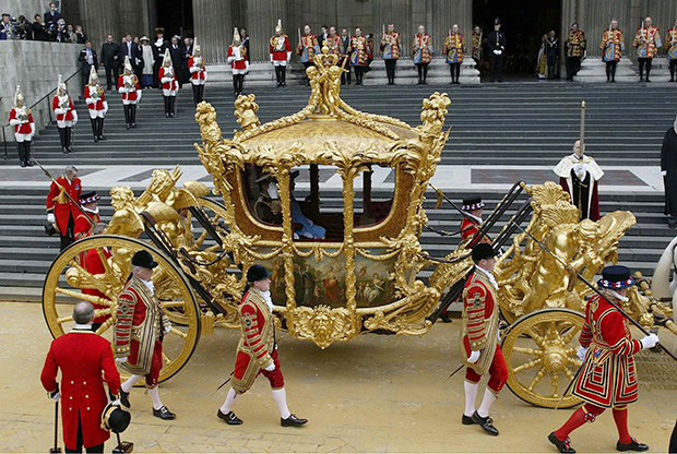 Трамп тражи да га краљица у златној кочији провезе Лондоном