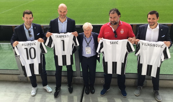 Српски делфини добили на поклон дресове Јувентуса