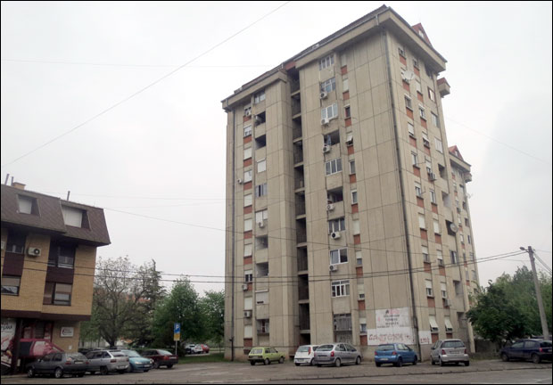 Параћин: Мајка двоје деце скочила са седмог спрата!