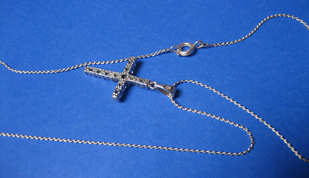 СКАНДАЛ У НЕМАЧКОЈ: Учитељици забрањено да носи ланчић са крстом