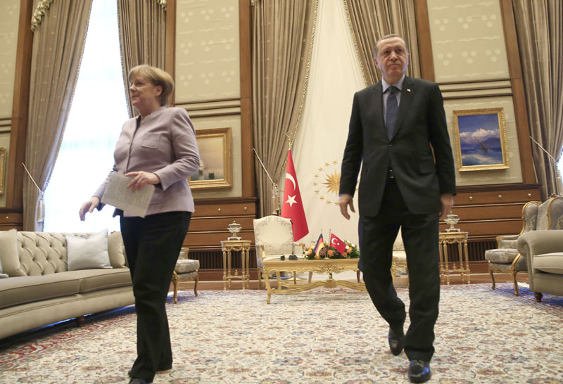 Меркел позива Ердогана на учтив дијалог