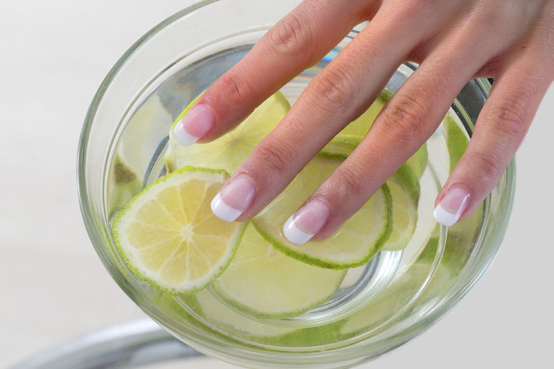 Како да избелите нокте 