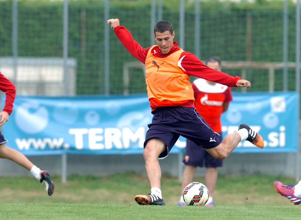 Лазић успешно оперисан: На терену за десетак дана