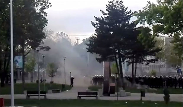 ВИДЕО: Три полицајца повређена у сукобу с навијачима уочи дербија