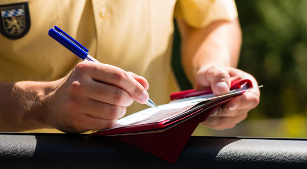 Полицајац прекорачио дозвољену брзину па сам себи написао казну 