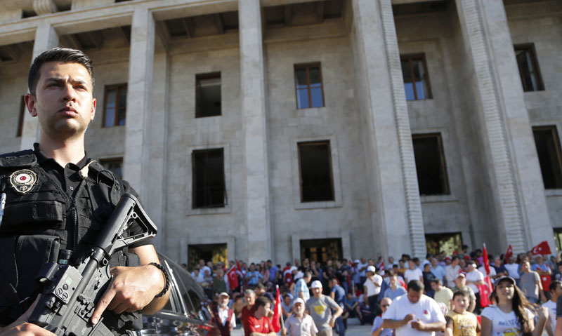 Главна турска опозициона странка ипак се не повлачи из парламента