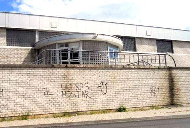 Кукасти крстови осванули на више објеката у Мостару