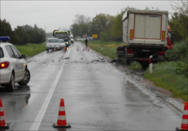 САОБРАЋАЈКА КОД СОМБОРА: Возач „шевролета“ тешко повређен (ФОТО)