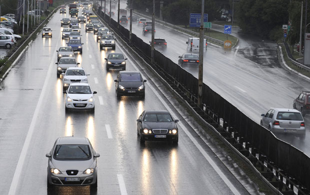 АМСС: Густа магла и мокри коловози не погодују возачима