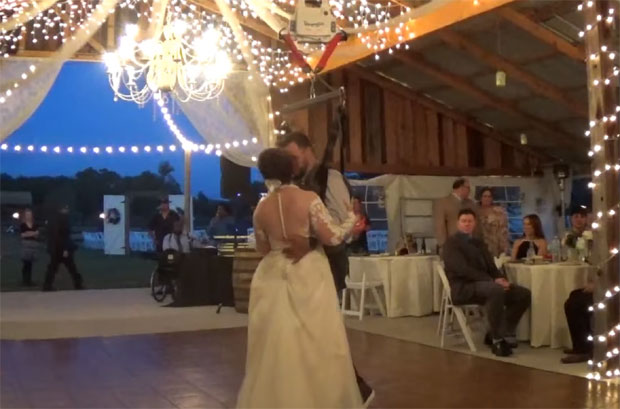 Парализовани младожења на дан венчања ипак „отплесао“ први плес (ВИДЕО)
