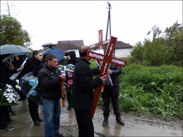 ГЛОГОВАЦ ЗАВИЈЕН У ЦРНО: Сахрањени мајка и син које је убио струјни удар