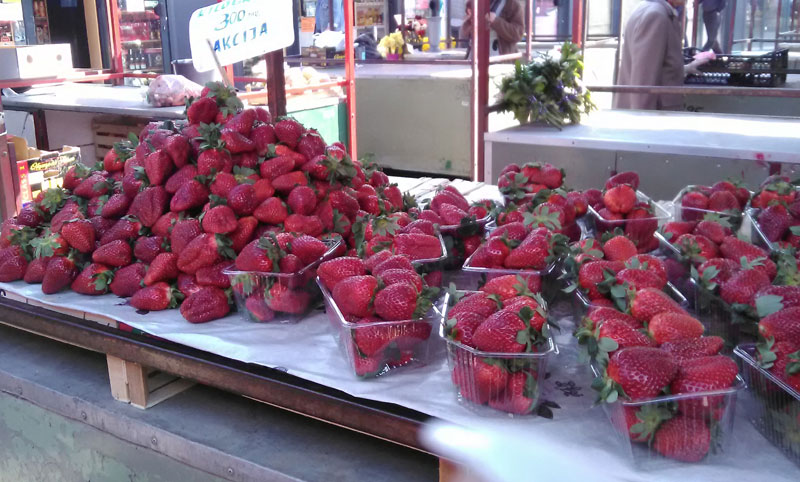 Увозне јагоде око 300 динара