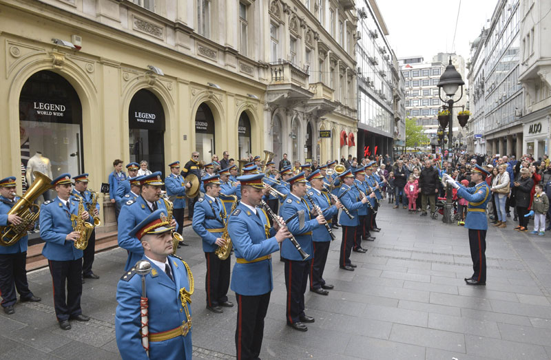 Корачницама мамили аплаузе