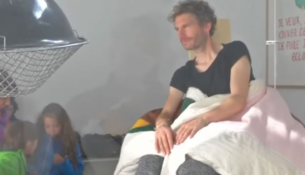 Уметник три недеље седео на јајима, излегло се 10 пилића (ВИДЕО)