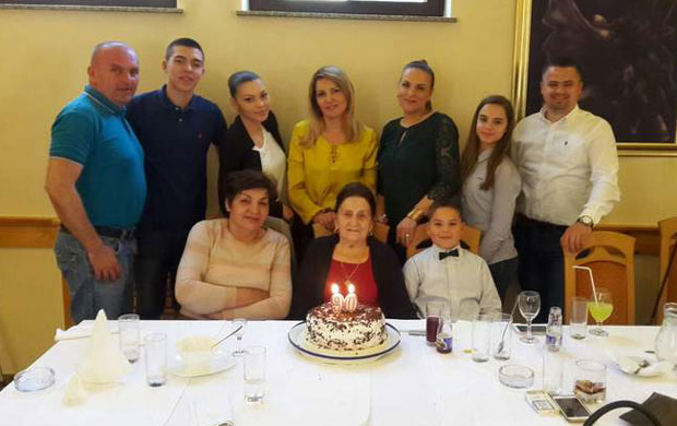 Бака Зора вози југо 55 и у деведесетој 