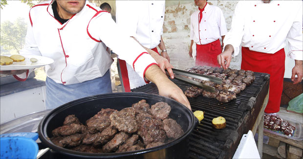 СЛОБОДНО ЈЕДИТЕ МЕСО: Није истина да вегетаријанаци живе дуже