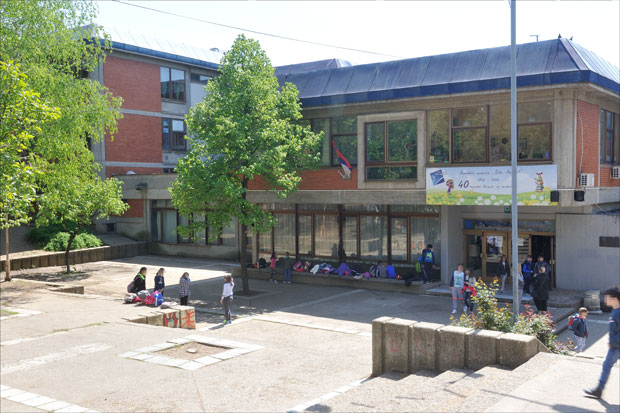 ИНЦИДЕНТ ИСПРЕД ШКОЛЕ: Девојчица себе исекла ножем