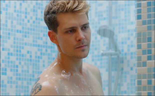 Биковић го под тушем