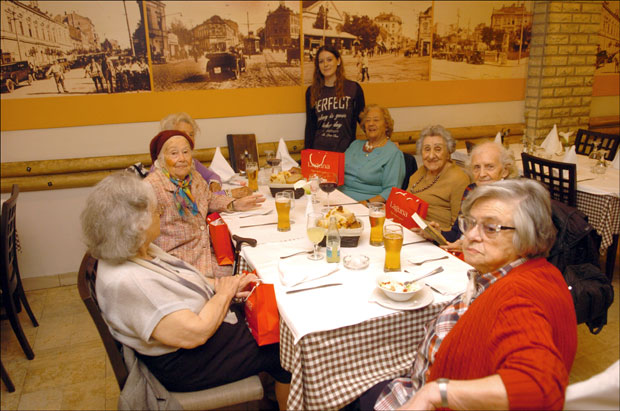 СЕДАМ ДЕЦЕНИЈА НЕГУЈУ ПРИЈАТЕЉСТВО: Лагуна поклонила књиге веселим дамама