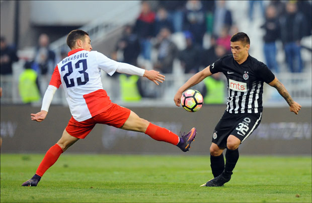 ИСТИНА ЈЕ НА ТЕРЕНУ: Црно-бели мирни пред утакмицу у Новом Саду