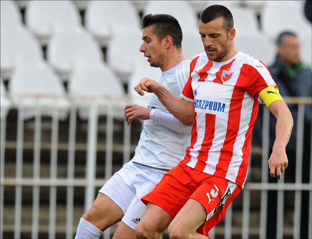 ЗВЕЗДА ГОСТУЈЕ ЧУКАРИЧКОМ: Српски фудбал дубоко у блату