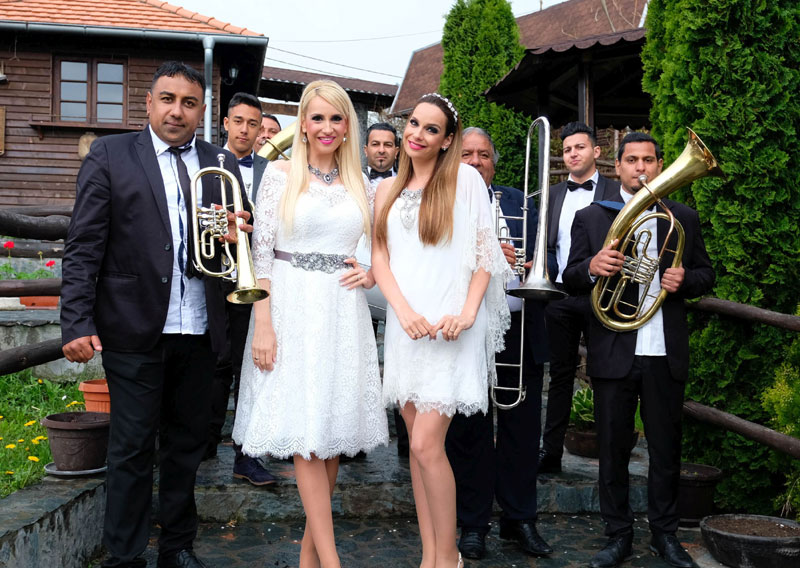 Близнакиње уз трубаче