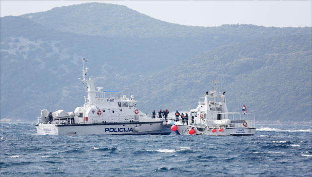 Тешка поморска несрећа у Хрватској: Брод смрскао гумени чамац и убио троје (ФОТО)