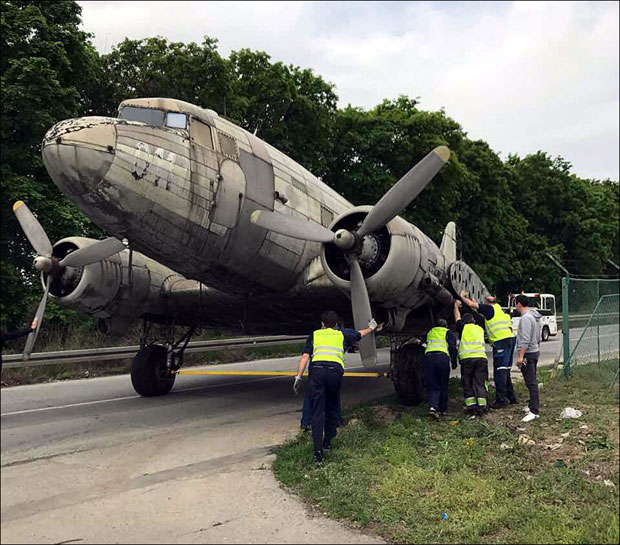 Овако изгледају припреме за отварање изложбе 55 година Аеродрома Београд