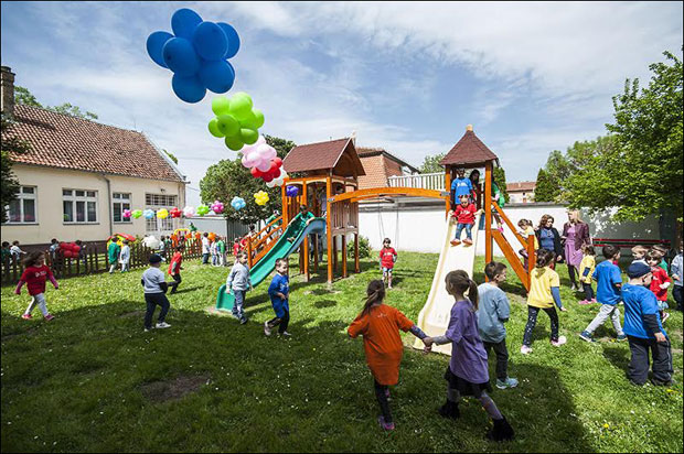 Фондација Новак Ђоковић отворила игралиште у Новом Бечеју