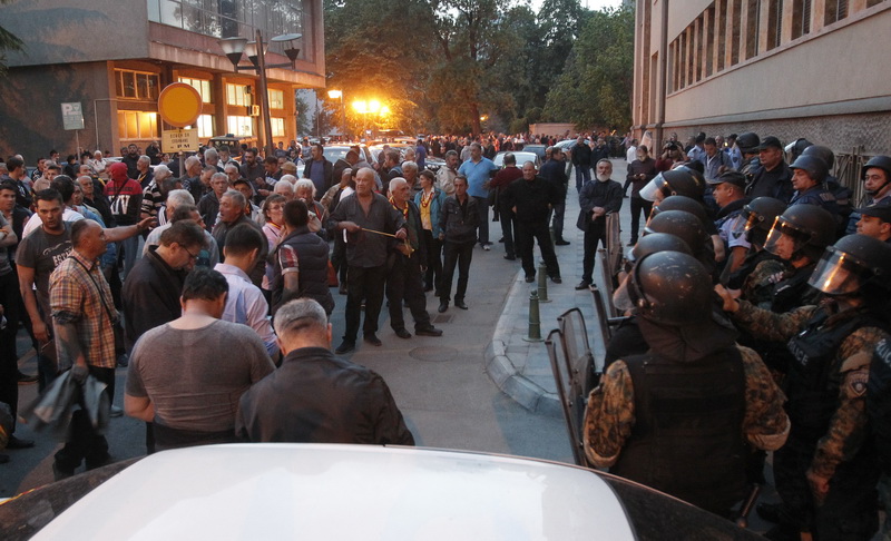 Испред Собрања 50.000 људи, грађани пристижу из свих делова земље; У сукобима више од 100 повређених (ВИДЕО)