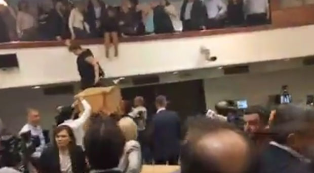 ПОГЛЕДАЈТЕ: ДРАМА У СОБРАЊУ, посланици скакали са балкона