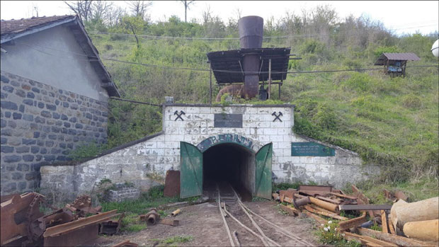 Напуштена окна „Ибарских рудника” пуна руде бора