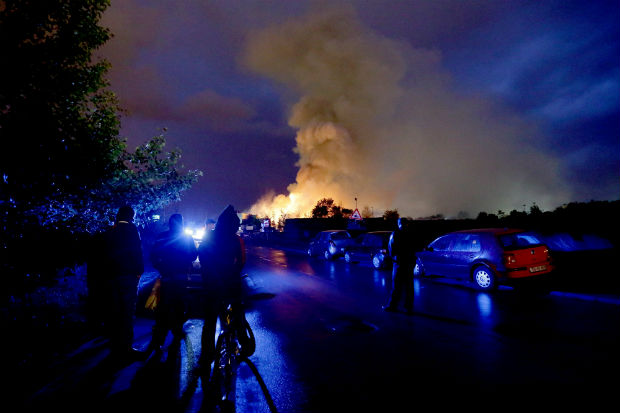 Загреб: Пожар у фирми за прераду отпада гасии чак 30 ватрогасних возила (ВИДЕО)