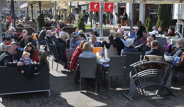 Врњачка Бања не памти оволико гостију: Одмарају и Бугари и Руси
