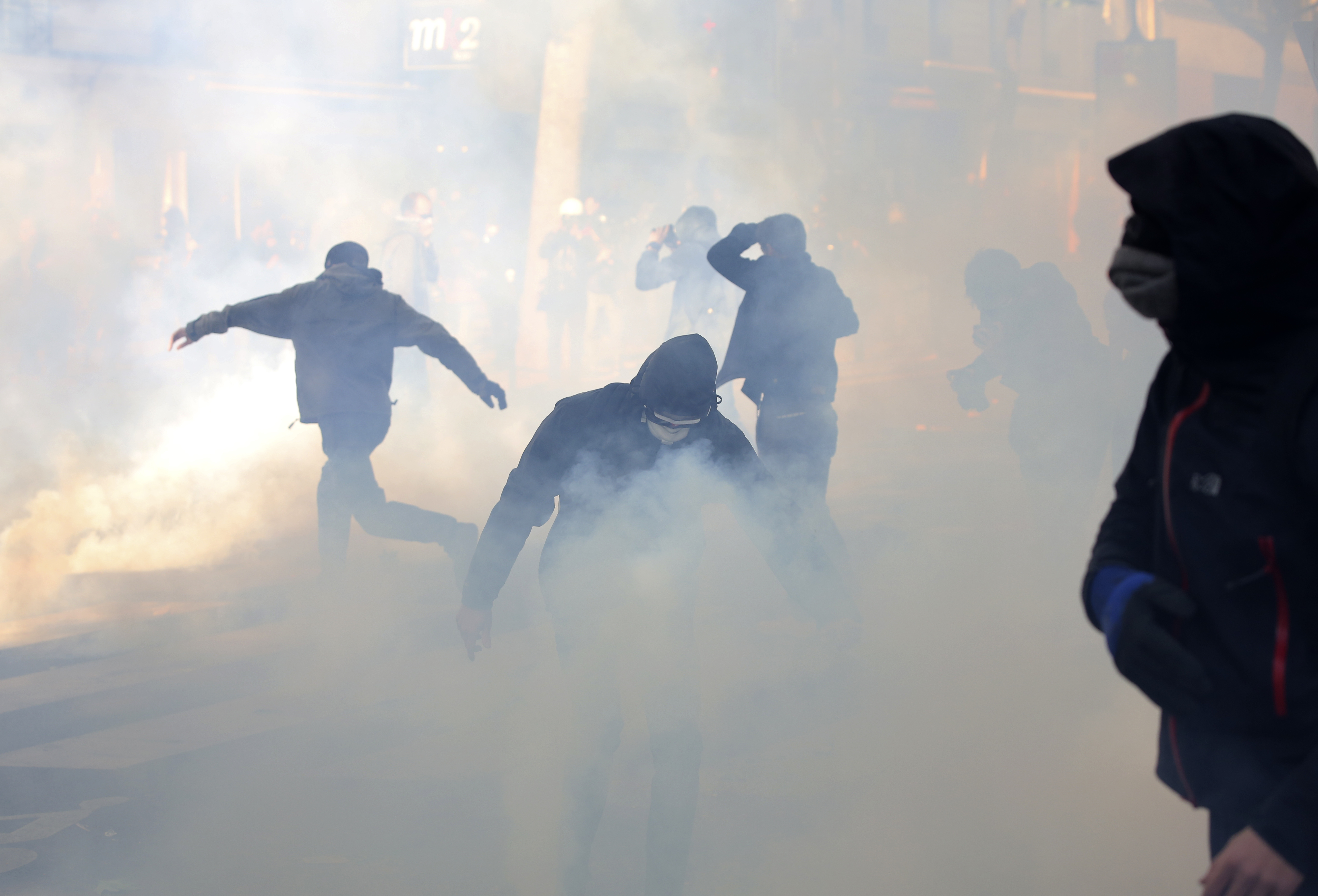 Маршеви, штрајк, сукоби, сузавац у Истанбулу, у сукобима у Паризу повређена четири полицајца... (ВИДЕО) 