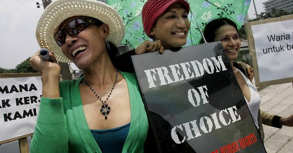 Индонезија: Полиција ухапсила осморицу због геј журке