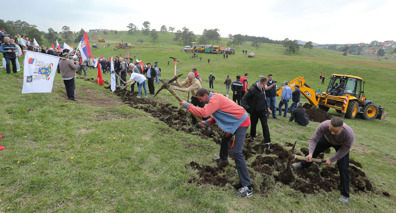 Радна акција на Златибору: Дижу гондолу на о-рук