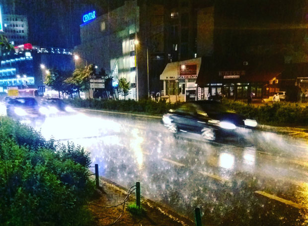 У Љубовији тукао град величине јајета и уништио све, пљускови отежавају саобраћај