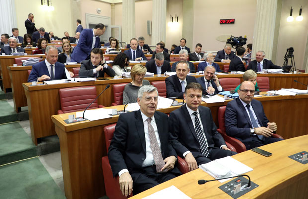 Марић опстао, Петров отишао