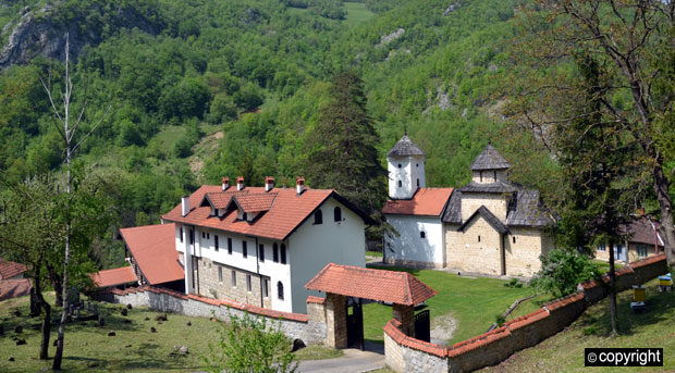 Мирисном долином  до невидљивог манастира