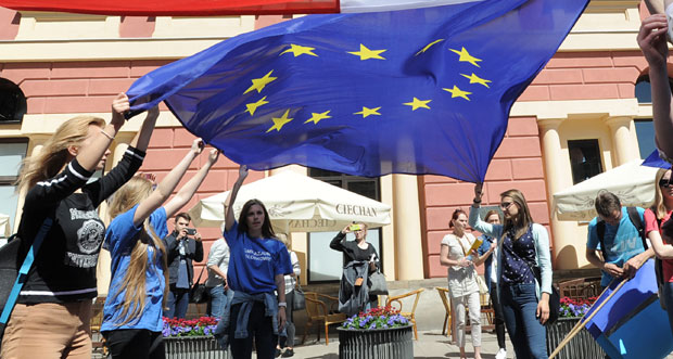 ОМЛАДИНА ЗА “ЧВРСТУ РУКУ” И ПРОТИВ ЕУ: Половина младих Европљана не верује у демократију