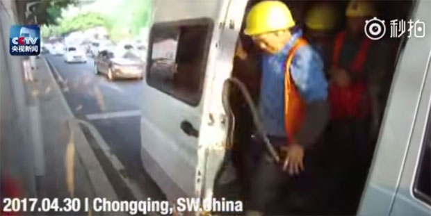 ВИДЕО: Читава „чета” изашла из комбија