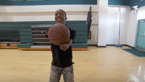 Са половином једне руке успешно игра кошарку