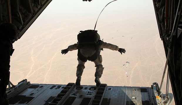 Падобран се запетљао за авион, прошао само са модрицама