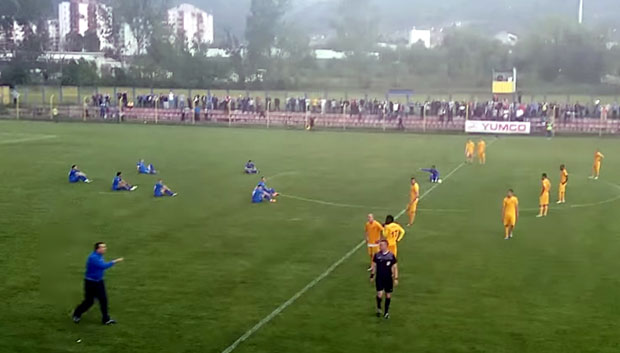 Фудбалери Јагодине седењем на терену протестовали због срамног суђења: Највише боле сузе играча