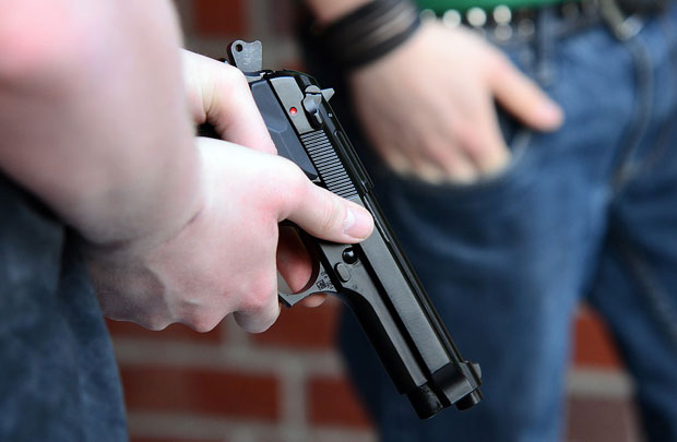 Паника на факултету због пиштоља-играчке